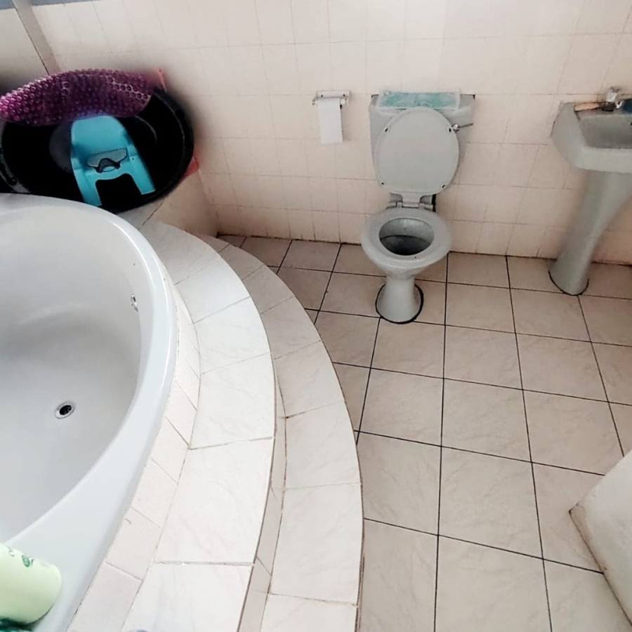 6 Bedroom Property for Sale in Highgate Eastern Cape